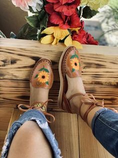 Cute Mexican Sandals, Cute Huaraches Mexicanos, How To Style Mexican Huaraches, Mexican Huaraches Outfit Dress, Huaraches Outfit Mexican, Guaraches Mexicanos Outfits, Outfits With Mexican Huaraches, Mexican Shoes Sandals, Waraches Mexican Shoes