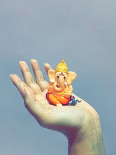 A picture of Ganesha idol on a hand Diy Ganpati, Eco Friendly Ganpati Decoration, Mini Polymer Clay, Clay Art For Kids, Clay Ganesha, Ganpati Bappa Photo, Painted Toms, Automotive Logo Design, Ganesha Idol