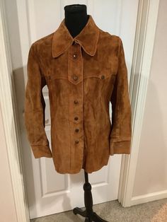 This nice vintage 70s chestnut suede snap up Hippie Woodstock wide lapel Dennison fine leather Jacket comes to you in a size M. Cool retro suede snap up front jacket. Has two slits one on each side. 19 inches underarm to underarm-shoulder seam to bottom of arm is 23 inches to bottom of arm-27 1/2 inches shoulder to bottom of jacket. Chestnut Leather, Black Cowboy, Lapel Jacket, Woodstock, Stunning Dresses, Chestnut, Vintage 70s, Rocker, Leather Jacket