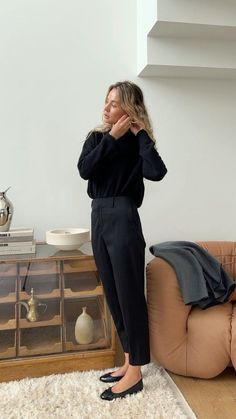 Leggings And Ballet Flats Outfits, Work Outfits Flats, Outfits With Black Flats, Black Flat Shoes Outfit, Work Uniform Ideas, All Black Office Outfit, Black Pants Outfit Winter, Comfortable Office Outfits, Work Outfits With Flats