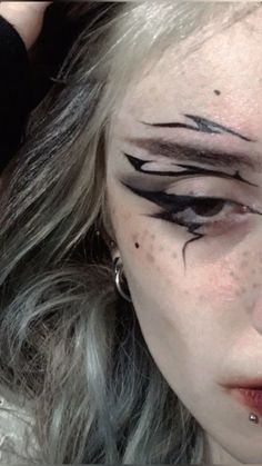 Big Liner Eye Makeup, Mini Dark Tattoo, Lightening Eyeliner, Barbed Wire Eyeliner, Eyeliner Looks Halloween, Techwear Makeup, Spiky Eyeliner, Cool Black Eyeliner Looks, Hooded Eye Graphic Liner