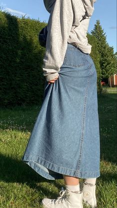 "DIY Distressed Denim Skirt: A Step-by-Step Guide" Hoodie And Denim Skirt Outfit, Maxi Skirt Hoodie Outfit, Denim Skirt Outfit Aesthetic, Skirt And Sweatshirt Outfit, Blue Maxi Skirt Outfit, Baggy Sweater Outfits