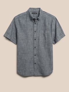 The quintessential chambray shirt, this all-year favorite shirt is crafted in our 100% cotton chambray that is specially washed for added softness.  Button-down collar.  Chest pocket.  Button front.  Shirttail hem.  Standard fit.  Short sleeves.  Unt Chambray Shirt Men, Smart Casual Shirts, Grey Shirt Dress, Twill Shirt, Farmhouse Furniture, Athleisure Outfits, Men Shirt Style, Chambray Shirt, Casual Shirt