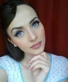 Love vintage makeup. For the wedding with bright red lips. Big Eyes Makeup, Idda Van Munster, Wedding Hairstyles And Makeup, Braut Make-up, Beauty Make-up, Black Eyeliner, Makati, Wedding Hair And Makeup