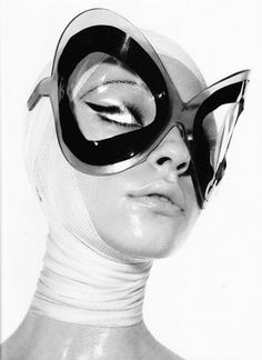 retro-futuristic fashion Space Age Fashion, Enduro Vintage, Space Fashion, Mario Sorrenti, Vogue France, Lauren Hutton, Carine Roitfeld, Futuristic Fashion, Retro Futuristic