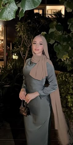 Modest Birthday Outfit, Elegant Silk Dresses, Estilo Hijab, Stile Hijab, Hijabi Fits, Mode Turban, Muslim Outfits Casual, Chique Outfits