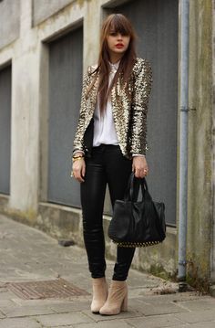 Sequin Jacket Outfit, Gold Sequin Blazer, Gold Sequin Jacket, Glitter Jacket, Glitter Fashion, Gold Jacket, Sequin Blazer, Sequin Jacket