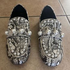 Karl Lagerfeld Women Avah Python Embossed Studded Loafers Sz 6 Orig. $139. These Black And White Almond Toe Slip-On Has Gorgeous Faux Trim Pearls With A Python Synthetic Embossed Upper. Also, Lining And Textile Sole Are Synthetic. Made In China. New Without Tags Never Worn Except Try On At Store. Please Feel Free To Address Any Questions Or Concerns You May Have Sincei Have A No Return Policy. This Is A Non-Smoking And Pet Free Household. Thank You For Viewing This Item. Elegant Low-top Loafers For Spring, Low-top Moccasins For Formal Events In Spring, Formal Low-top Moccasins For Spring, Elegant Spring Low-top Flats, Elegant Formal Low-top Flats, Elegant Slip-on Low-top Moccasins, Elegant Low-top Flats With Textured Sole, Leopard Print Ballet Flats, Karl Lagerfeld Shoes