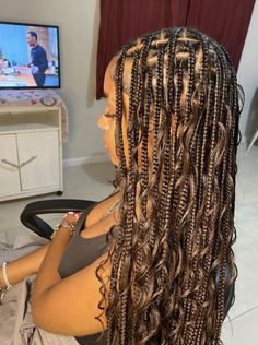 Brown Box Braids With Curls, Dark Brown Boho Knotless Braids, Spring Braids Black Women, Black And Brown Boho Braids, Light Brown Boho Braids, Dark Brown Goddess Braids, Braided Hairstyles Brown, Dark Brown Knotless Braids, Light Brown Box Braids