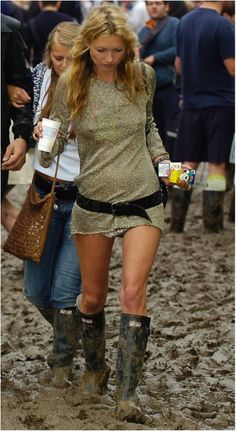 Glastonbury 2005  Kate Moss 2010 Festival Fashion, Dekmantel Festival Fashion, Day Festival Outfit, Glastonbury Outfits, Glastonbury Fashion, Black Wellies, Music Festival Dress, Silver Slip Dress, Beachy Dresses