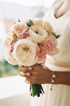 a woman holding a bouquet of flowers on top of her wedding day, text reads 25 most gorgeous garden rose bridal bouquets