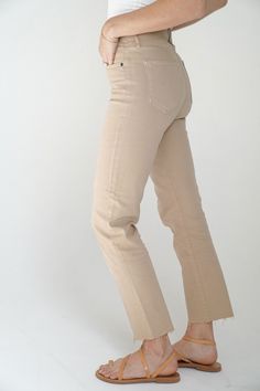 Tan Jeans Outfit, Carly Jean Los Angeles, Tan Jeans, Beige Jeans, Stretch Denim Pants, Vegas Trip, Wardrobe Ideas, Classic Jeans, Mom Style