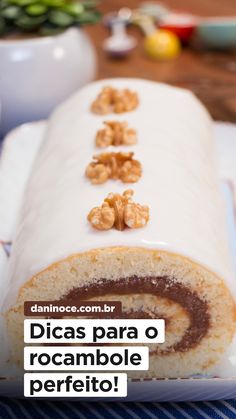 there is a roll with nuts on it and the words dicass para rocambole perfeito