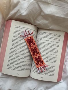 How adorable is this bookmark? 🧵✨ Created by the incredibly talented @belleysalis, also known as lunazura on BB, it’s such a stunning piece of work! Check out Pattern #168594 and let yourself be inspired by this beautiful design. 💖 #braceletbook #BeautifulBookmarks #CreativeInspiration #Pattern168594 #diycrafts