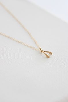 -18" Gold filled simple chain -Tiny natural bronze wishbone charm -Bronze: High quality Italian alloy of copper and tin that contains an anti-tarnish compound which delays, but does not eliminate, eventual oxidation Gift Delicate Herringbone Necklace In Yellow Gold, Dainty Everyday Tarnish-resistant Herringbone Necklace, Dainty Yellow Gold Herringbone Necklace With Adjustable Chain, Wish Bone Necklace, Wishbone Necklace Gold, Wishbone Necklace, Simple Chain, Modern Fashion, Arrow Necklace