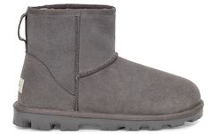 UGG Essential Mini 1115030-CHRC Wearing Ankle Boots, Boots With Leggings, Style With Leggings, Ankle Boots With Leggings, Celine Boots, Saint Laurent Boots, Pointed Ankle Boots, Boots Outfit Ankle, Chic Outerwear