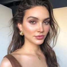 Trucco Smokey Eye, Pink Liquid Lipstick, Skin Highlighter, Natural Summer Makeup, Wedding Hairstyles And Makeup, Natural Makeup For Brown Eyes, Summer Makeup Looks, Natural Wedding Makeup