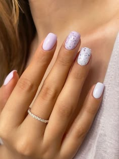 light purple and white nails with glitter accent Nails Light Purple, Simple Prom Nails, Nails Lilac, Purple Gel Nails, Light Purple Nails, Purple Manicure, Multicolored Nails, Gel Toe Nails