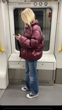 Down Puffer Jacket, December Style, Burgundy Puffer Jacket Outfit, Maroon Puffer Jacket Outfit, Burgundy Puffer Jacket, Winter Outfits Blonde Hair, Winter Outfit Puffer Jacket, Outfit Ideas For Winter Casual, Autumn Coat 2024