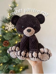 a crocheted teddy bear sitting in front of a christmas tree with the words crochet pattern do