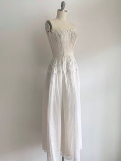 White Cotton Dress With Boned Bodice, Vintage White Dress With Sweetheart Neckline, White Vintage Dress With Sweetheart Neckline, Vintage Wedding Dress With Corset Back, Vintage Cream Dress With Sweetheart Neckline, Elegant Strapless Dresses For Vintage Events, Strapless Vintage Dress For Vintage Events, Strapless Vintage Dress For Events, Sweetheart Neck Wedding Dress