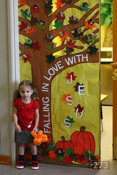 cute idea for a fall board... could say "falling in love with books, or learning" or even replacing the leaves with hearts at valentines day and then its "falling in love with you." Thanksgiving Door Decorations Classroom, Boards Door, Trendy Classroom, Thanksgiving Door Decorations, Preschool Door