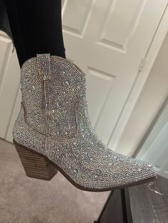 Sparkle Boots Outfit, Sparkly Cowgirl Boots, Gala Hairstyles, Sparkly Cowgirl, Stagecoach Outfit, Sparkle Boots, Boots Outfit Ideas, Sparkly Boots, Blue By Betsey Johnson