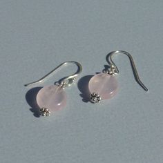 ROSE QUARTZ EARRINGS Pair of earrings of small ROSE QUARTZ discs, mounted on a 925 silver clasp for pierced ears. Height of the buckle: approx. 3 cm. Weight: approx. 3 g. Variations in the size or sheen of the pearls do not constitute a "defect". On the contrary, they attest to the natural and unique character of the materials. Matching necklace sold separately. Available in amethyst. You will find other rose quartz jewelry by typing the keyword ROSE QUARTZ in my store's search engine. Vote for Elegant Silver Rose Quartz Jewelry, Silver Rose Quartz Earrings As Gift, Elegant Nickel-free Rose Quartz Earrings, Pink Rose Quartz Drop Earrings, Adjustable Rose Quartz Rose-colored Jewelry, Cheap Christmas Gifts, Rose Quartz Jewelry, Rose Quartz Earrings, 925 Silver Jewelry