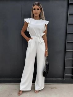 Gestroomlijnde Elegantie: De Blaine Jumpsuit met Riem voor een Chique Uitstraling Maak een stijlvolle entree met de 'Blaine' - een elegante jumpsuit met riem, speciaal ontworpen voor de moderne vrouw die comfort en chic wil combineren. Deze veelzijdige en verfijnde outfit is de perfecte keuze voor zowel zakelijke bijeenkomsten als sociale evenementen. De 'Blaine' jumpsuit is vervaardigd uit hoogwaardige stoffen die zowel comfortabel als duurzaam zijn. Het ontwerp met een subtiele V-hals en lange mouwen biedt een gestroomlijnde look die zowel overdag als 's avonds werkt. De bijgevoegde riem accentueert de taille, waardoor een flatterend silhouet ontstaat dat de natuurlijke vormen van het lichaam benadrukt. Dit elegante kledingstuk is uitgevoerd in een neutrale kleur die makkelijk te stylen All White Classy Outfit, Peach Jumpsuit, Womens Summer Jumpsuits, Elegant Rompers, Elegant Jumpsuit, Straps Jumpsuit, Pink Trousers, Stylish Jumpsuit, Belt Jumpsuit