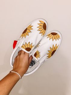 These sunflower vans are soo cute!!WHEN PURCHASING:-make sure to choose the correct shoe size-Please indicate any special instructions in the "Notes to Seller" sectionTURN AROUND TIME:-it takes about 5-7 days for the sneakers to come in-i start painting as soon as i get them and ship out within 1-2 days-shipping to you will take 3-6 days Vans Painting Ideas, Painted Vans Ideas, Cow And Sunflower, Sunflower Vans, Custom Sneakers Diy, Cute Vans, Painted Vans, Western Shoes, Painted Sneakers