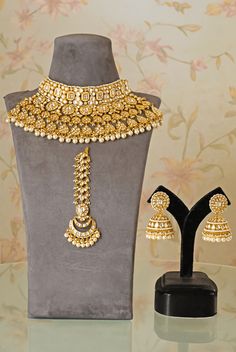 Kundan Bridal Necklace and Mangtikka Rani Set Zevar by Geeta - Fabilicious Fashion Chandbali Kundan Necklace For Marriage, Gold Kundan Bridal Accessories For Reception, Bollywood Kundan Necklace For Marriage With Intricate Design, Kundan Temple Jewelry Tikka For Reception, Kundan Pearl Necklace With Intricate Design For Reception, Intricate Kundan Pearl Necklace For Reception, Kundan Bridal Necklace For Diwali Marriage, Bollywood Kundan Necklace For Diwali Marriage, Traditional Chandbali Kundan Necklace For Marriage