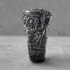 L'anello OLD ISTANBUL
Materiale: argento sterling 925
Tipo di lavorazione: ossidazione vulcanica + lucidatura
DESCRIZIONE: La trama di questo anello è stata creata sulla base dell'arte dell'antico Oriente. È ampio e tutto è pieno di spaccature e crepe. Allo stesso tempo, è brutale ed elegante allo stesso tempo. L'equilibrio ideale è sempre difficile da catturare, ma ci ho provato) Questo anello è stato creato subito dopo aver visitato l'antica città di Istanbul. Passeggiando per il vecchio bazar Unique Hand Cast Sterling Silver Signet Ring, Brutalist Oxidized Open Ring, Brutalist Sterling Silver Rings With Oxidized Finish, Brutalist Hand Cast Open Ring, Brutalist Silver Engraved Rings, Silver Brutalist Hand-cast Rings, Brutalist Silver Hand Cast Rings, Hand Cast Silver White Bronze Rings, Unique Hand-cast Open Signet Ring