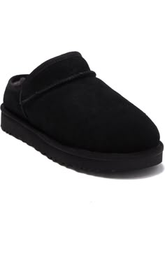 Ugg Classic Slipper, Black Ugg Slippers, Mountain Wear, Shoes Fall, Classic Slippers, Comfy Slippers, Black Slippers, Suede Slippers, Designer Slippers