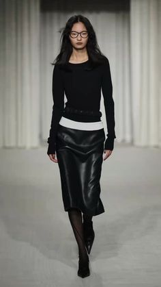 Leather Skirt Outfit, Rock Outfit, Runway Looks, Skirt Outfit, Party Looks, Looks Style