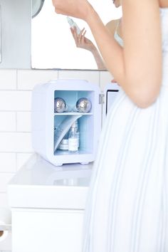 Introducing the Esty Fridge, the perfect device for keeping your beauty products at the perfect temperature! With just the flip of a switch, you can change from warm to cold, making it ideal to keep jade rollers and gua sha tools warm or keep beauty globes cold. Plus, it's excellent for maintaining ampoules and serums at cold temperatures.The Esty Fridge uses electric energy to transfer heat from one side of the device to the other, making it 100% safe and environmentally friendly. Plus, it's fr Skincare Fridge Australia, Skincare Fridge Boba, Skincare Fridge Mirror, Beauty Fridge In Bathroom, Skincare Fridge Price, Large Beauty Fridge, Skin Care Fridge Amazon, Amazon Skincare Fridge, Jade Rollers