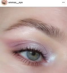 Lilac Make Up Look, Eye Makeup Purple Natural, Feminine Gaze Aesthetic, Light Purple Eye Shadow, Makeup For Light Purple Dress, Lavender Makeup Looks Natural, Purple Natural Makeup, Natural Purple Makeup, Simple Purple Eyeshadow Looks