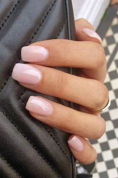 Nude Short Nails One Colour Nails Short, Squarvole Nails, Summer Neutral Nail Colors, Nail Trend 2024, Dip Nail Inspiration, Summer Nails Neutral, Classy Summer Nails Simple, Dip Powder Nails Colors Summer, Rosé Nails