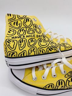 **PLEASE MESSAGE ME BEFORE ORUCHASING TO CONFIRM YELLOW CONVERSE ARE AVAILABLE/IN STOCK** These hand painted Smiley Chuck Taylor Converse are great for custom gifts for friends, family, or even yourself. All shoes are painted with high quality fabric paint. This paint is safe to go through the washing machine.. This paint is good for any canvas or fabric material. For sizing questions please refer to the size chart or message me with any questions or concerns. My average production time for cust Converse Custom Art Hand, Diy Converse, Custom Converse Shoes, Mode Converse, Converse Design, Yellow Converse, Painted Converse, Painted Shoes Diy, Chuck Taylor Converse