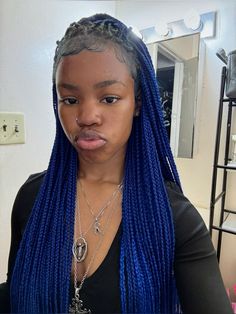 Shades Of Blue Hair Dye, Navy Blue Knotless Braids, Dark Blue Knotless Braids, Dark Blue Braids, Peek A Boo Braids, Blue Hair Braids, Blue Hair Black Women, Blue Knotless Braids