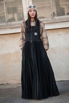 Vuelve el pichi: looks de primavera con el vestido más nostálgico - Foto 9 Skirt Overalls Outfit, Mother Style, Eclectic Outfits, Punk Street Style, Workwear Brands, Athleisure Trend, Warm Outfits, Fashion Week Street Style, Lookbook Outfits