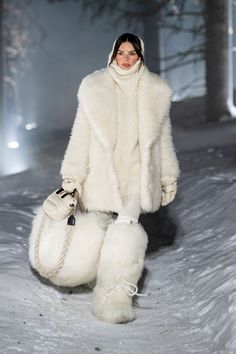 Moncler Grenoble Fall 2024 Ready-to-Wear https://www.vogue.com/fashion-shows/fall-2024-ready-to-wear/moncler-grenoble/slideshow/collection#26 Snow Fashion, Snow Outfit, White Fur, Winter Aesthetic, Fall 2024, Mode Inspiration, The Snow, Runway Fashion, Fashion Inspo Outfits