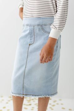 Casual Medium Wash Denim Skirt With Elastic Waistband, Casual Medium Wash Stretch Skirt, Casual Relaxed Fit Pencil Skirt, Casual Everyday Pencil Skirt, Casual Medium Wash Skirt For Everyday, Casual Denim Blue Skirt For Everyday, Fitted Denim Skirt With Elastic Waistband, Non-stretch Casual Denim Pencil Skirt, Casual Medium Wash Lined Denim Skirt