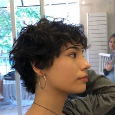 Ear Length Hair With Bangs And Layers, Very Short Hairstyle Women 2023, Womens Short Wavy Haircut, Short Hairstyle 2023 Women, Short Haircut Red Hair, Short Chopped Haircut, Kpop Pixie Haircut, Pixie Haircut On Curly Hair, Curly Pixy Haircut