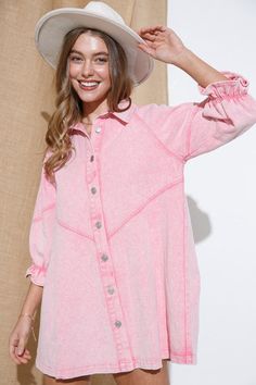 Washed Denim Dress Hot Pink Dress Long Sleeve Dress Outfit, Loose Denim Dress, Long Sleeve Denim Dress, Moda Denim, Collared Shirt Dress, Dress Sleeve Styles, Denim Patterns, Dress Shirt Sleeves, Gathered Sleeves