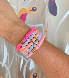 Summer Heishi Bracelets, Clay Disc Bead Bracelet Ideas, Heishi Bracelet Diy, Disc Bead Bracelet, Bracelet Sayings, Polymer Clay Bead Bracelet, Word Bracelet