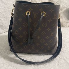 Excellent Conditions. No Smell, No Tears, I Will Recommend To Change The Adjustable Handles Before They Start To Get Sticky. Overall Is In The Excellent Conditions. Comes With Box And Dust Bag. Louis Vuitton Handbags Neo Noe, Louis Vuitton Bags, Louis Vuitton Bag, Dust Bag, Overalls, Handles, Bag Lady, Louis Vuitton, Black