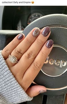 Call Gel Nail Ideas, Fall Nail Sns Colors, Dark Nails With Accent Nail, Short Fall Nails 2023 Gel, Short Round Nail Ideas Winter, Fall Nail Dip Designs, Nail Colors With Glitter, Early Fall Gel Nails, Fall Season Nails Gel