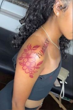 Upper Arm Tattoos For Black Women, Half Sleeve Name Tattoos For Women, Unique Baddie Tattoos, Under Shoulder Tattoo, Mother Dedication Tattoos, Red Ink Tattoos Sleeve, Red Ink Shoulder Tattoos For Women, Top Arm Sleeve Tattoo Women, Unique Name Tattoos Design For Women