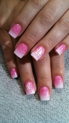 Hot Pink Winter Nails, Christmas Ombré Nails, Pink And White Ombre Nails With Glitter, Ombré Christmas Nails, Dipped Nails Ideas Winter, Snowflake Glitter Nails, Hot Pink Christmas Nails, Winter Ombre Nails, Pink Snowflake Nails