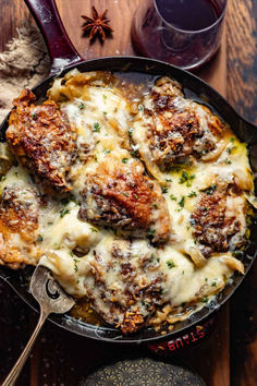 Crock pot French onion chicken in a large skillet topped with melted gruyere cheese and thyme. Onion Soup Chicken Crockpot, Crock Pot French Onion Chicken, Soup Chicken Crockpot, French Onion Soup Chicken, Fall Off The Bone Chicken, Onion Soup Chicken, Quick And Easy Comfort Food, Copycat Kfc, Chicken Smothered